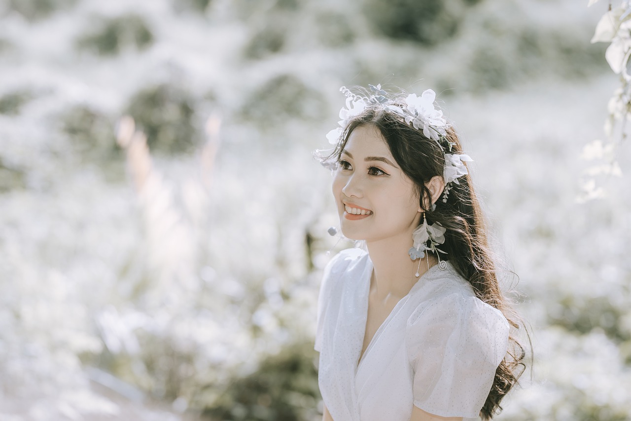 ウェディングドレスの花嫁の笑顔