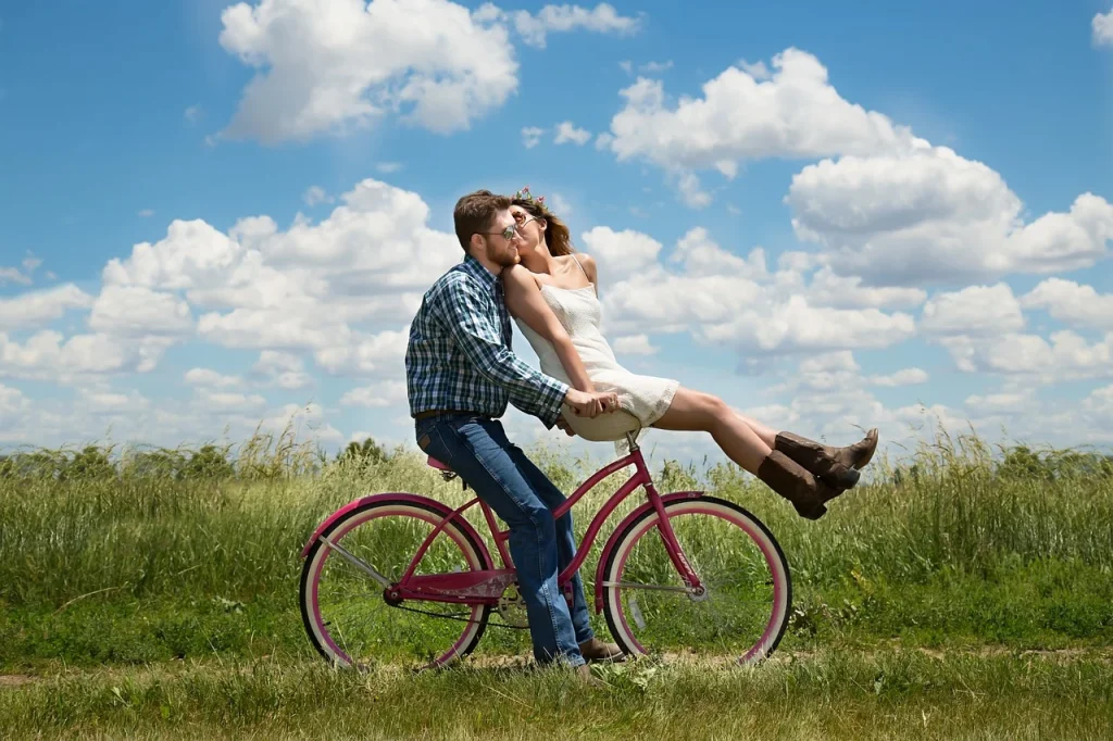 自転車に乗る恋人同士
