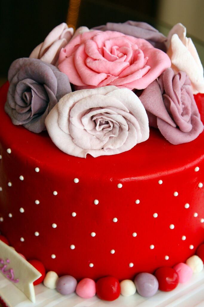 薔薇で飾られたウェディングケーキ
