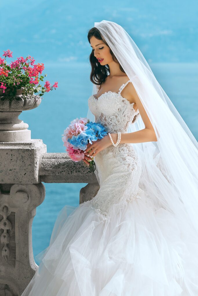 海辺でウェディングドレスをまとう花嫁