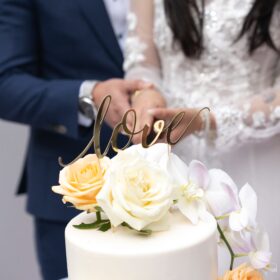 結婚式でのウェディングケーキ入刀