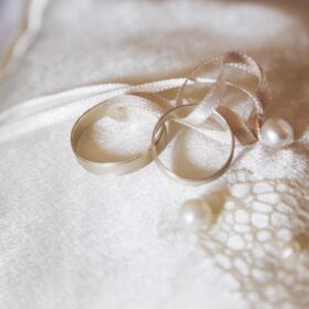 リングピローの上の結婚指輪