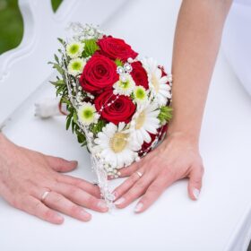 結婚式の指輪を眺める新郎新婦