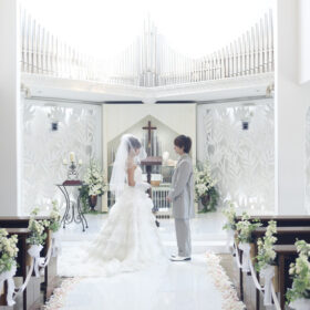 教会で結婚式を挙げる新郎新婦
