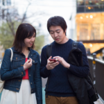 スマホを覗き込み恋人