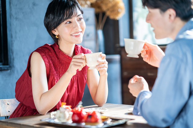 カフェで語り合う恋人同士