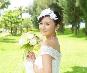 ウェディングドレスを着てブーケを持つ新婦