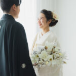 和装で挙式する新郎新婦