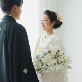 和装で挙式する新郎新婦