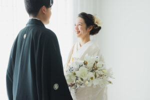 和装で挙式する新郎新婦