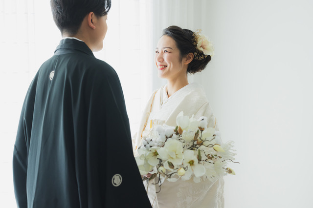 和装で結婚式を挙げる新郎新婦