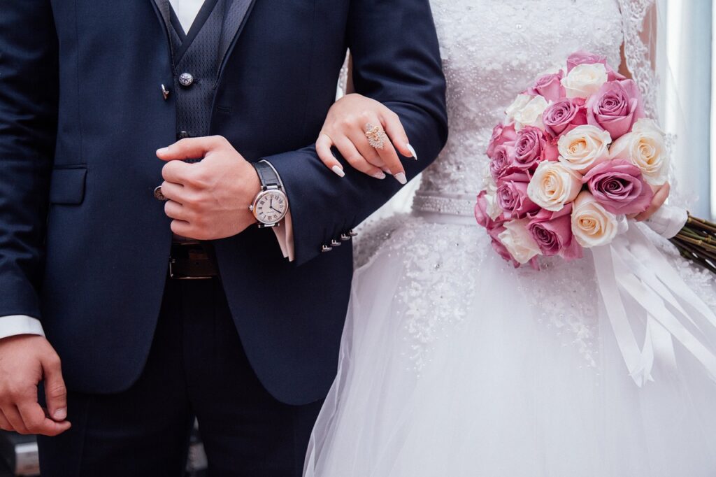 結婚式を挙げる新郎新婦