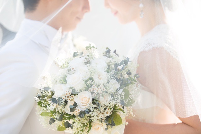 結婚式当日に寄り添う新郎新婦