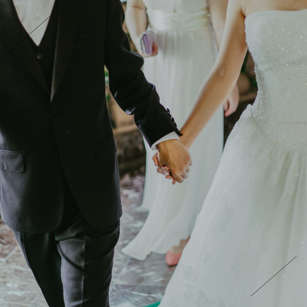 結婚式当日、手をつなぐ新郎新婦