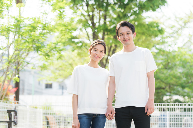手をつなぐ仲睦まじい恋人同士