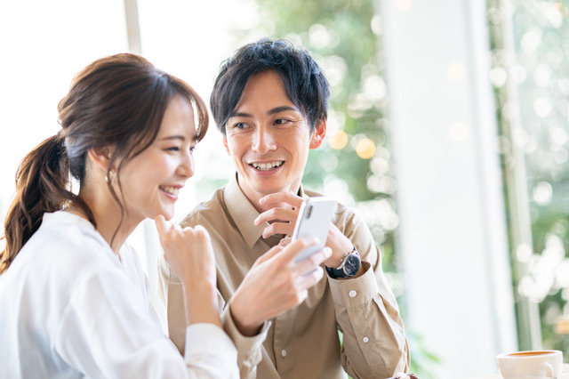 カフェで楽しく語らう恋人同士