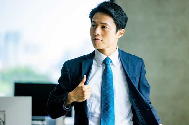 スーツを爽やかに着こなす男性