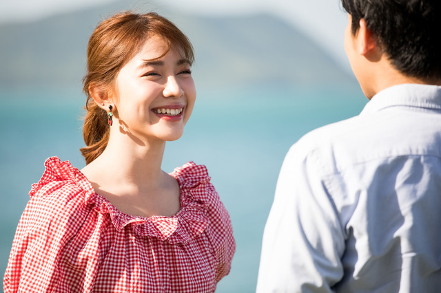 恋人と笑顔で会話する女性
