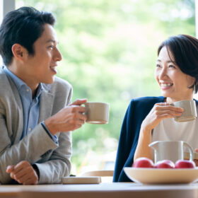 カフェで語り合う恋人同士