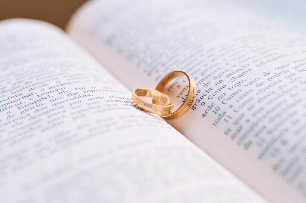 重なる二人の結婚指輪
