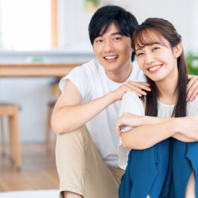 笑顔で寄り添う恋人