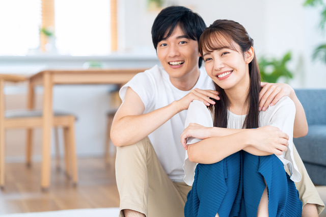 笑顔で寄り添う恋人