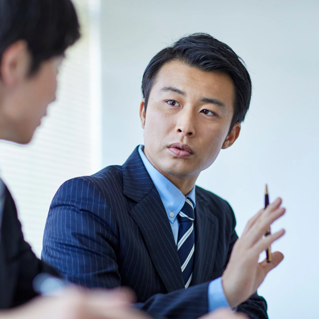 会議中のエリート男性