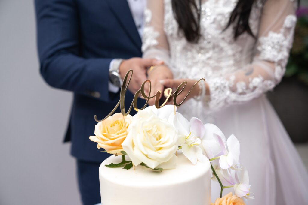 ウェディングケーキ入刀する新郎新婦
