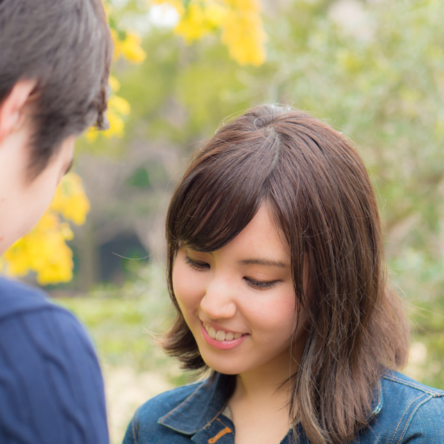 仲良くデートをする恋人