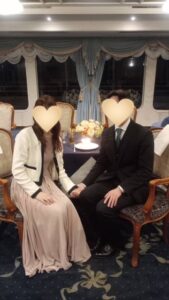 船の上でディナーをする恋人同士