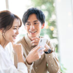 カフェで語らう恋人同士