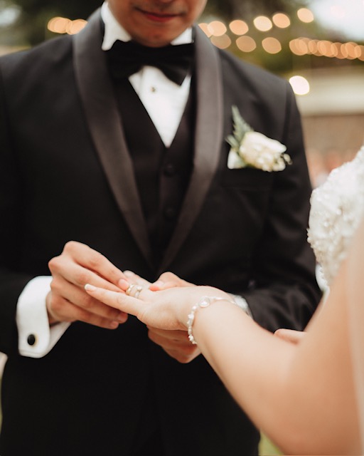 指輪をはめる新郎新婦