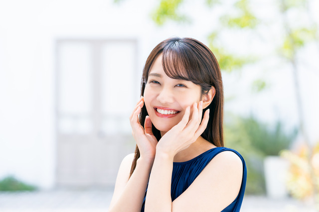 笑顔の美しい女性